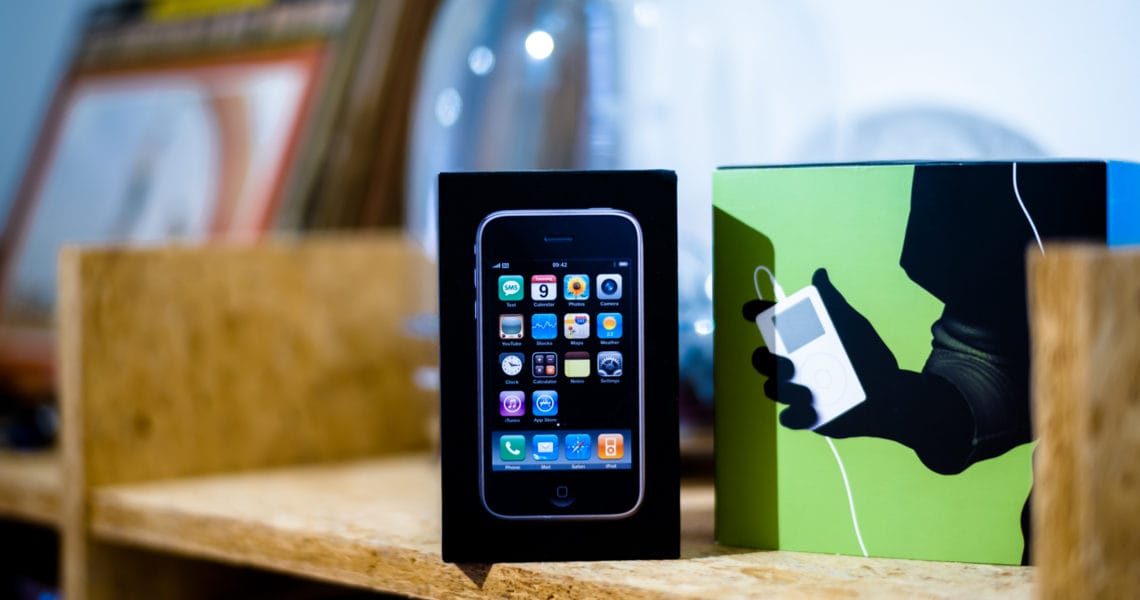 Oude iPhone op een kast