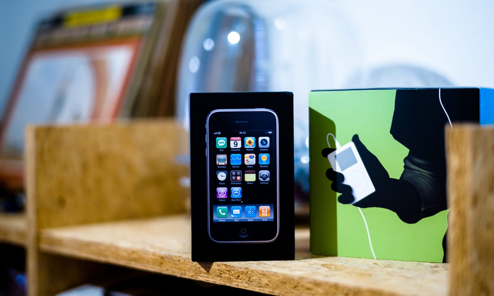Oude iPhone op een kast