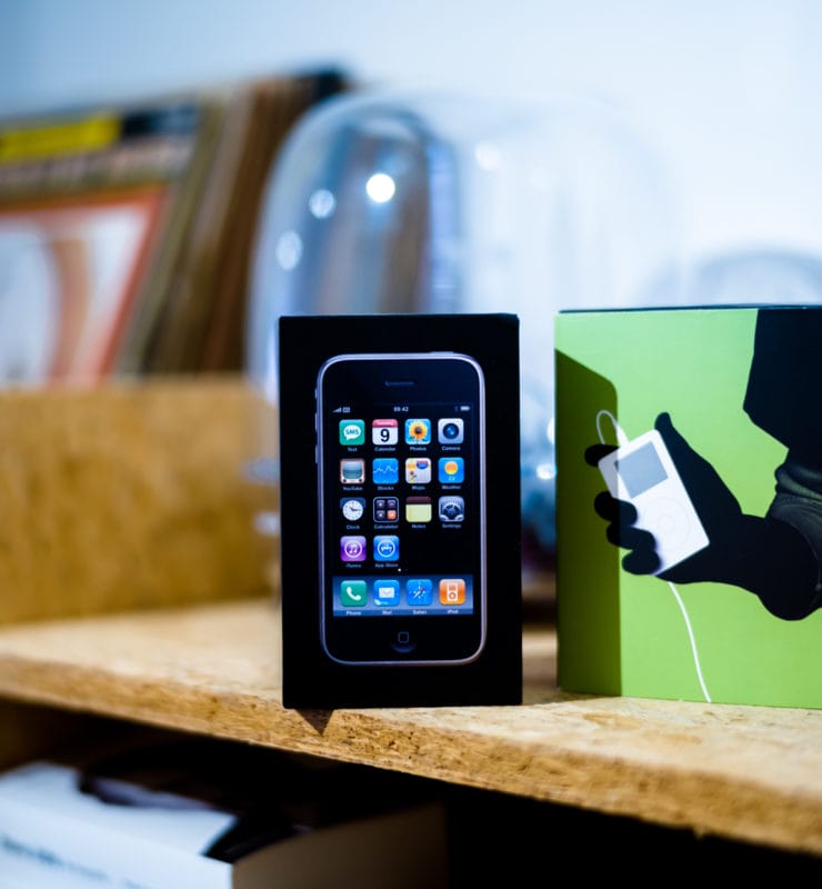 Oude iPhone op een kast