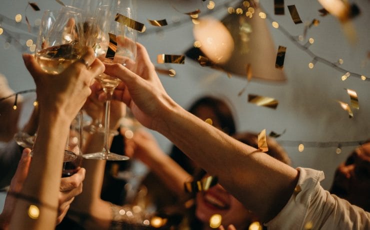 Er wordt geproost op het nieuwe jaar door team