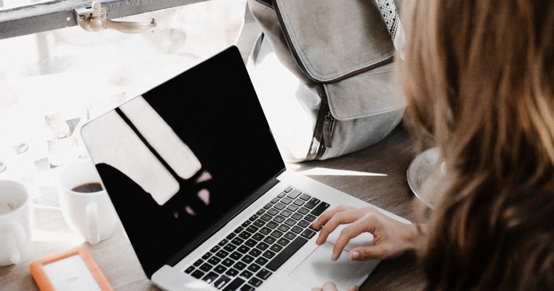 Vrouw die een back-up op haar Mac maakt
