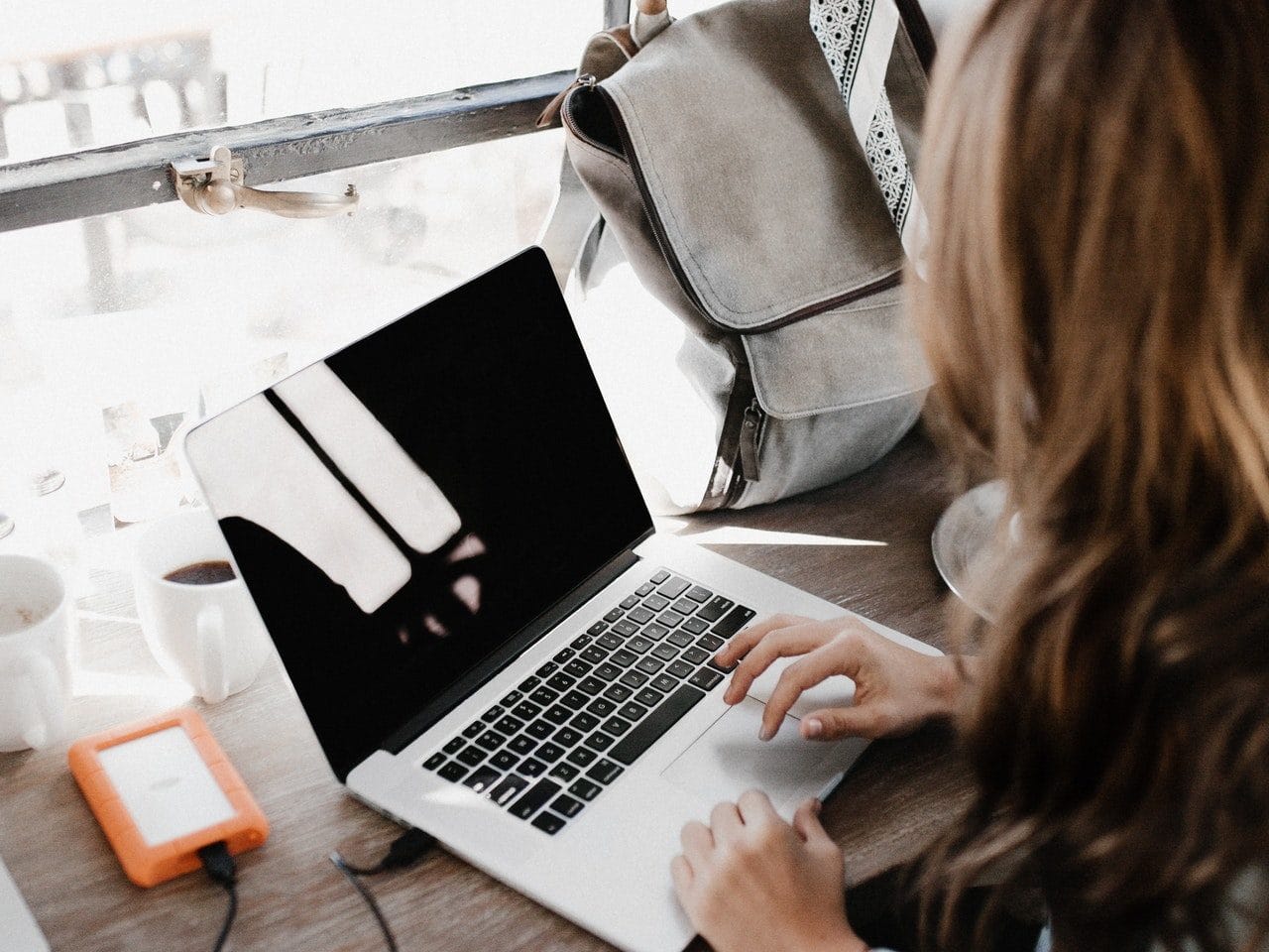 Vrouw die een back-up op haar Mac maakt