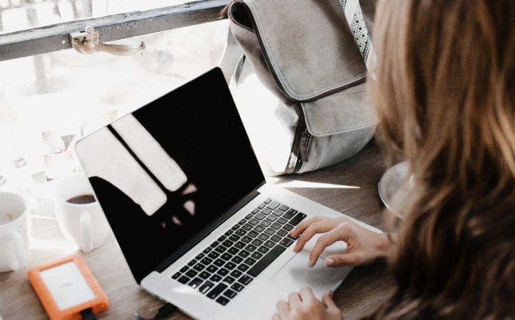 Vrouw die een back-up op haar Mac maakt