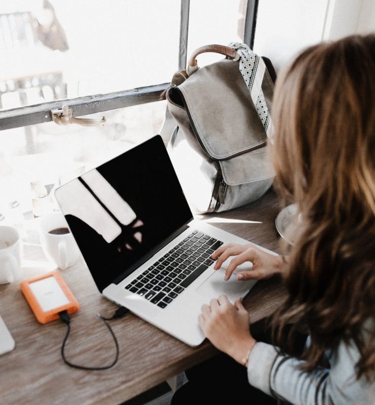 Vrouw die een back-up op haar Mac maakt