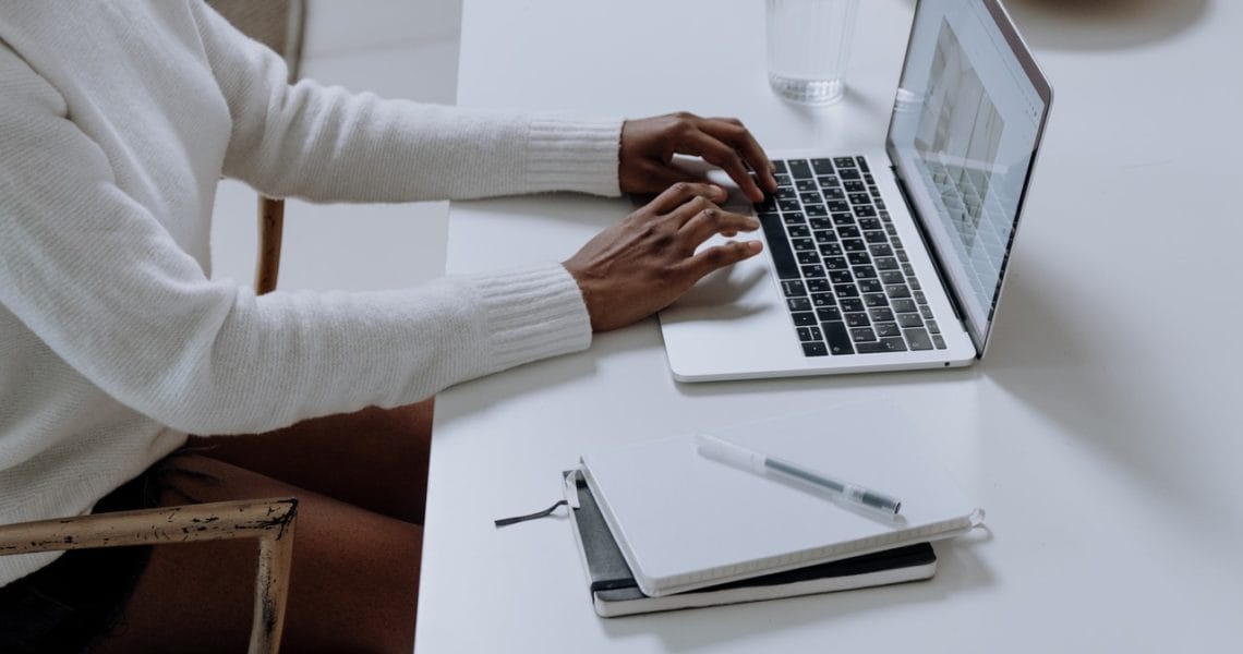 Vrouw die werkt op MacBook zonder oplader