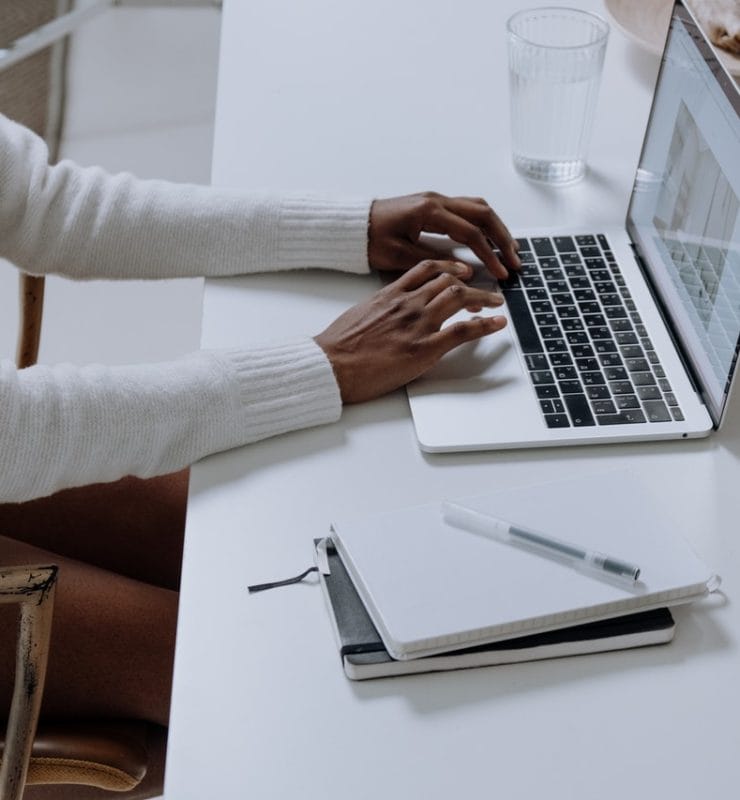 Vrouw die werkt op MacBook zonder oplader