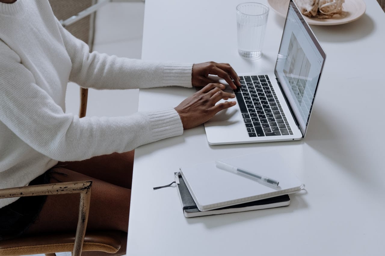 Vrouw die werkt op MacBook zonder oplader