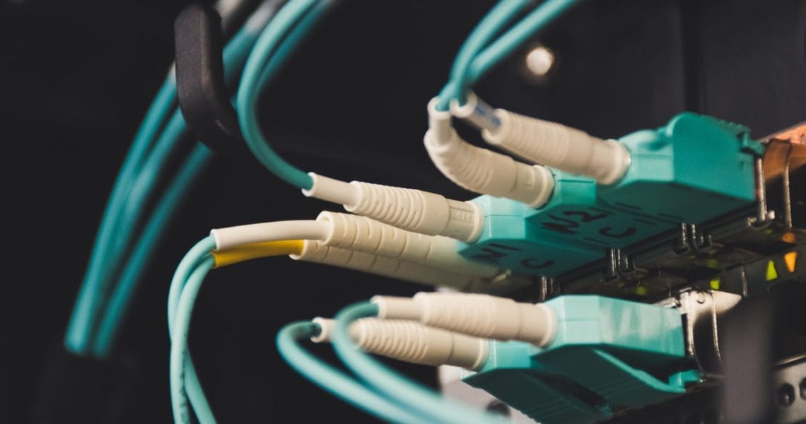 Meerdere datakabels die in een switch zitten bij een gastnetwerk