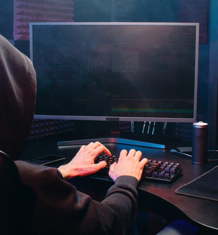 Hacker die phishing poging uitvoert