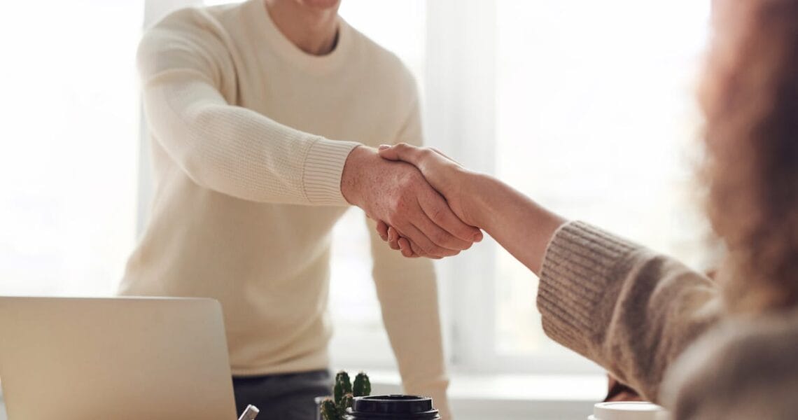 SLA IT twee bedrijven die elkaar de hand schudden