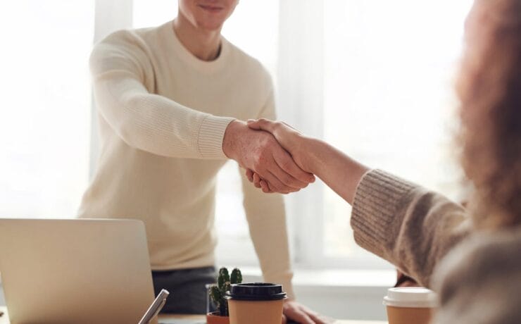 SLA IT twee bedrijven die elkaar de hand schudden