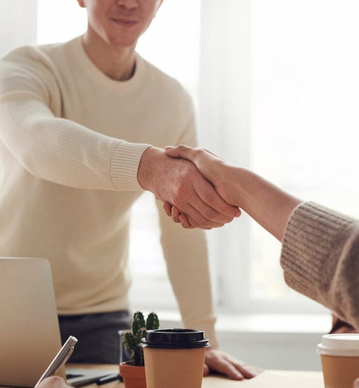 SLA IT twee bedrijven die elkaar de hand schudden