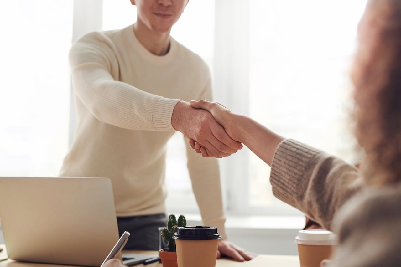 SLA IT twee bedrijven die elkaar de hand schudden