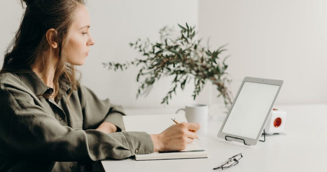 Vrouw die werkt op haar iPad