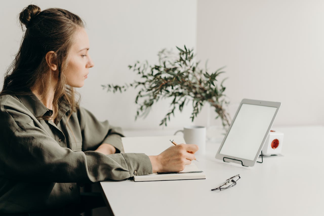 Vrouw die werkt op haar iPad